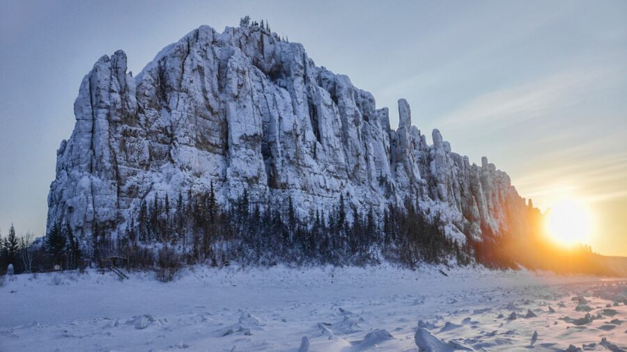 Заснеженные Ленские столбы в Якутии на восходе
