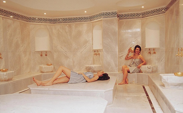 Посетители отдыхают в теплом и влажном турецком хамаме