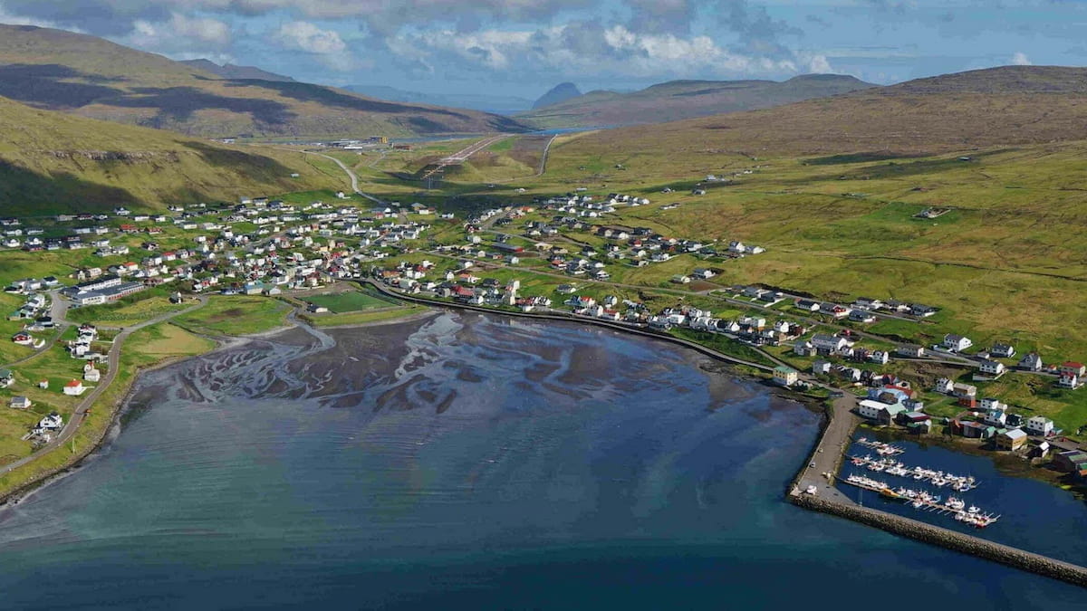 Традиционный фарерский пейзаж у озера Сёрвогсватн