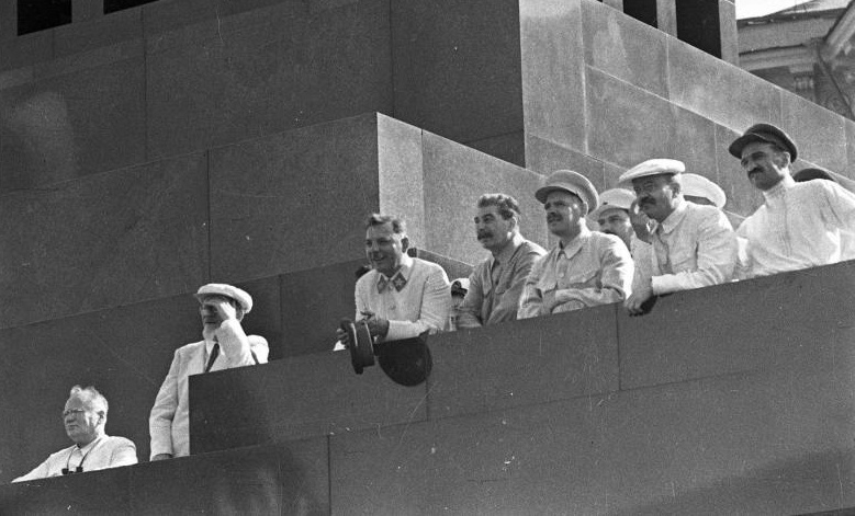 Руководство СССР на трибуне Мавзолея Ленина