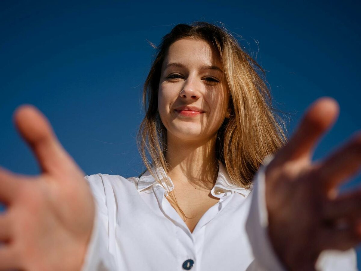 Слоны обнимаются хоботами в природе