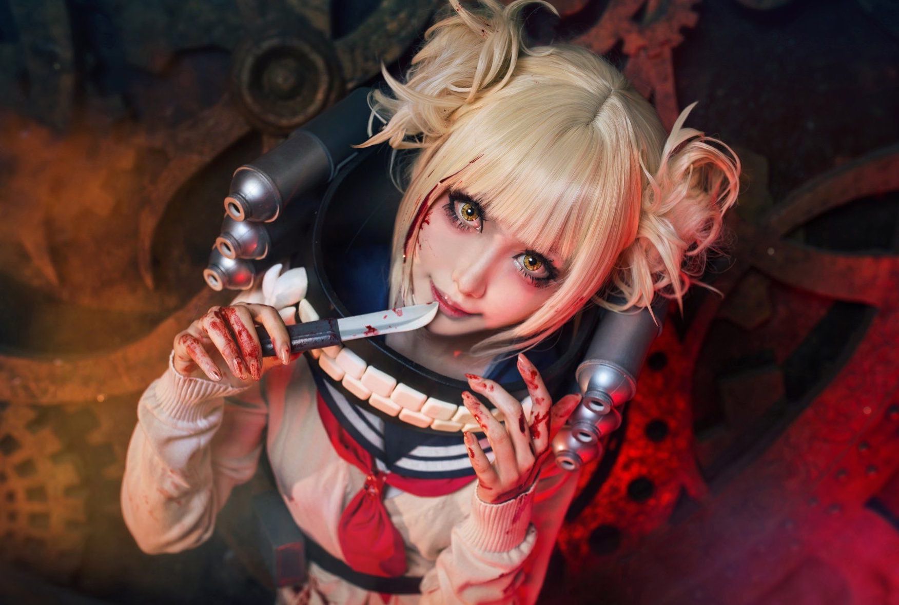 Косплей Химеко Тоги (Himiko Toga) от Мэри Энн Оливер-Сноу (Mary Anne Oliver-Snow) с кровавыми эффектами