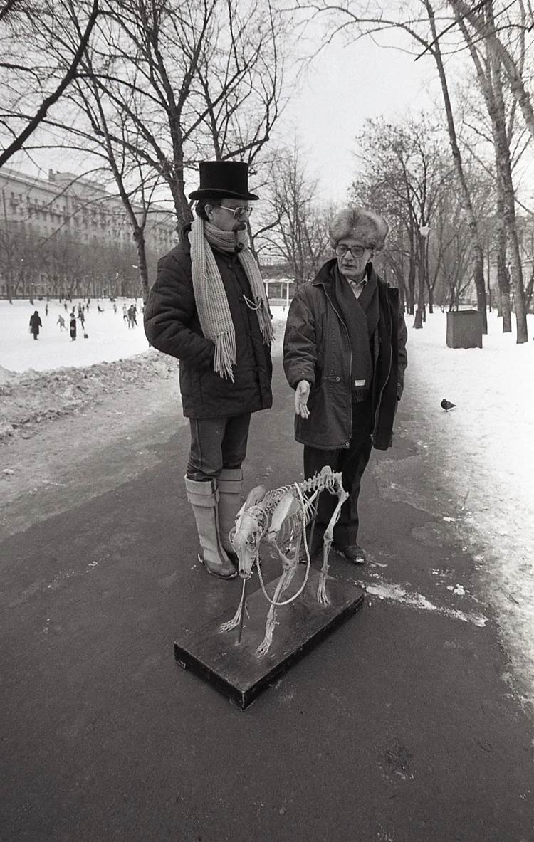 Журналист Юрий Рост и режиссер Георгий Данелия с скелетом собаки на прогулке