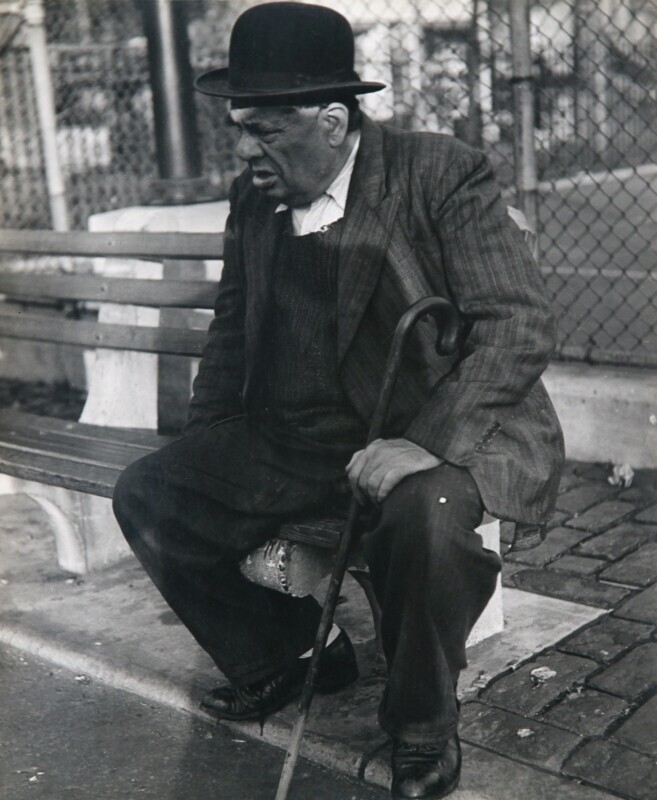 Уличная сцена Нижнего Ист-Сайда в Нью-Йорке, чёрно-белая фотография Модел