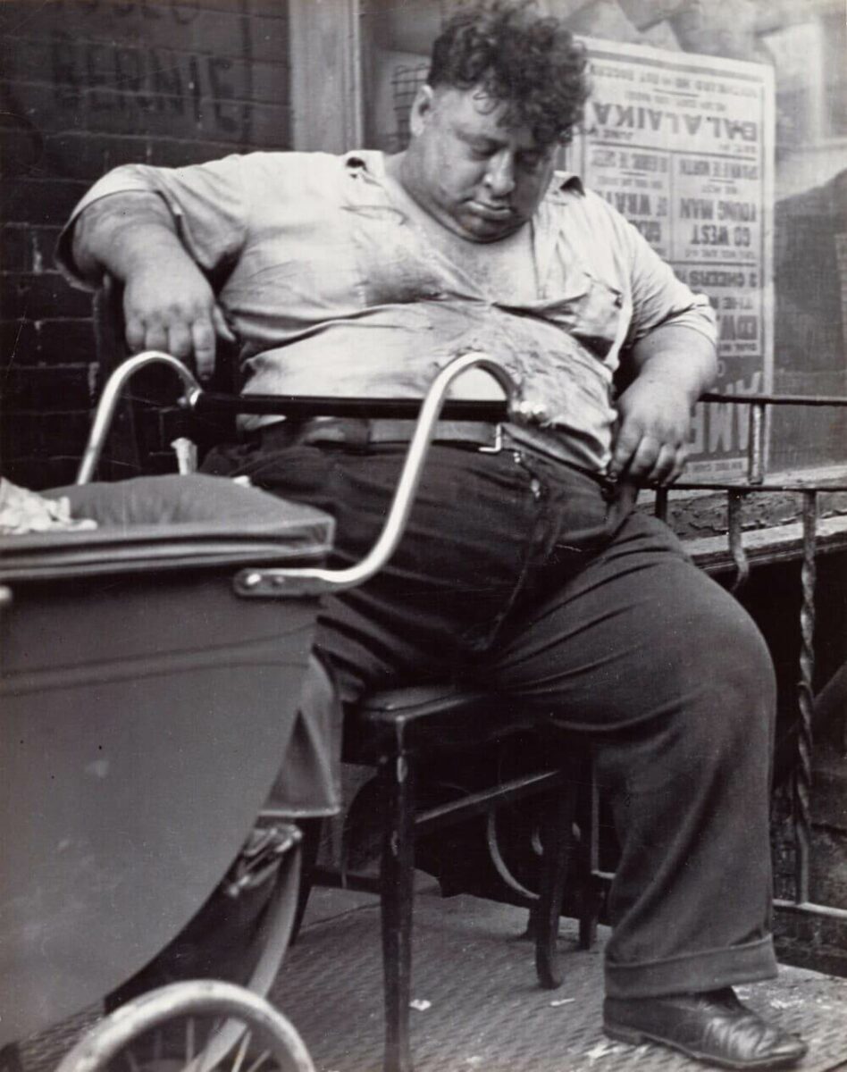 Деланси-стрит Нью-Йорк около 1942 года стрит-фотография Лизетты Модел