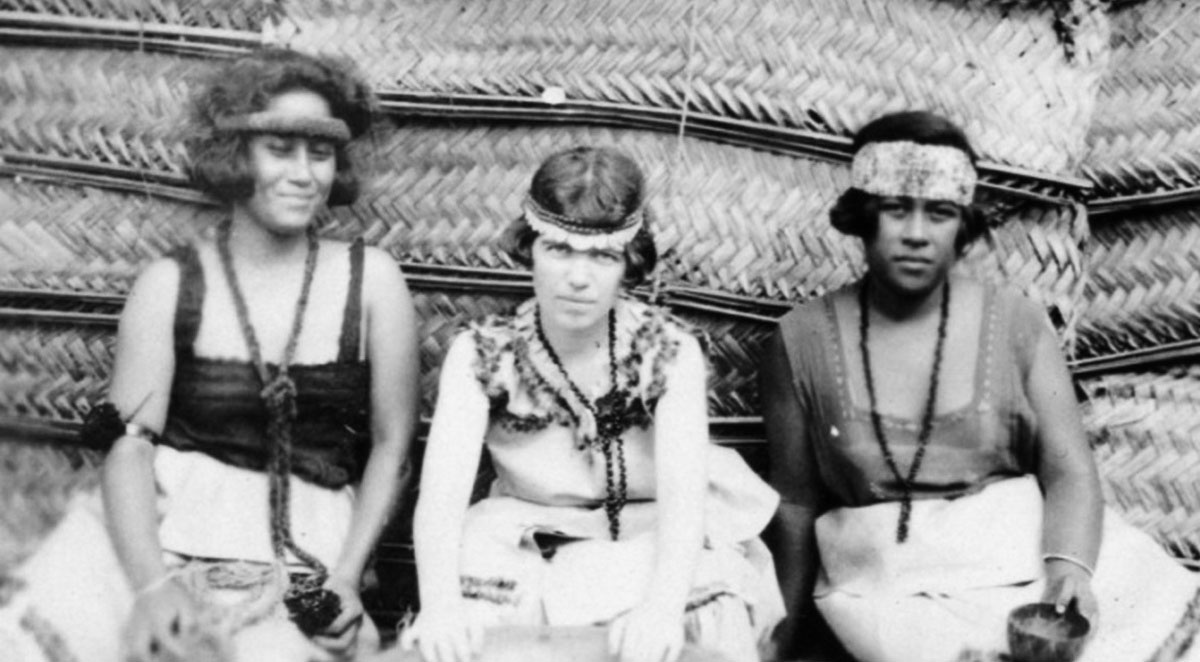 Маргарет Мид антрополог на Самоа среди местных жителей в традиционной одежде