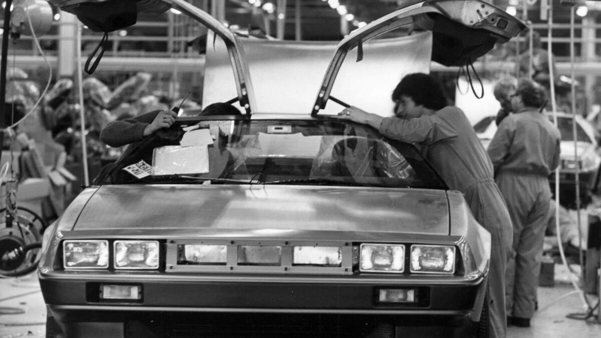 Сборочная линия завода DeLorean Motor Company в Данмарри Северная Ирландия 1981