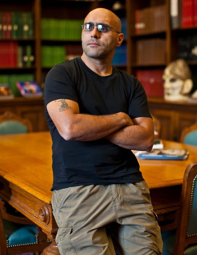 Портрет военного фотографа Жоао Силвы