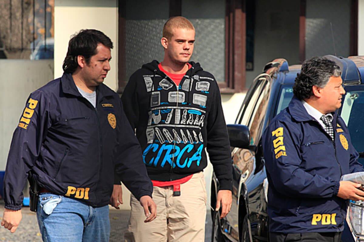 Йоран ван дер Слоот под стражей полиции Перу после убийства Флорес