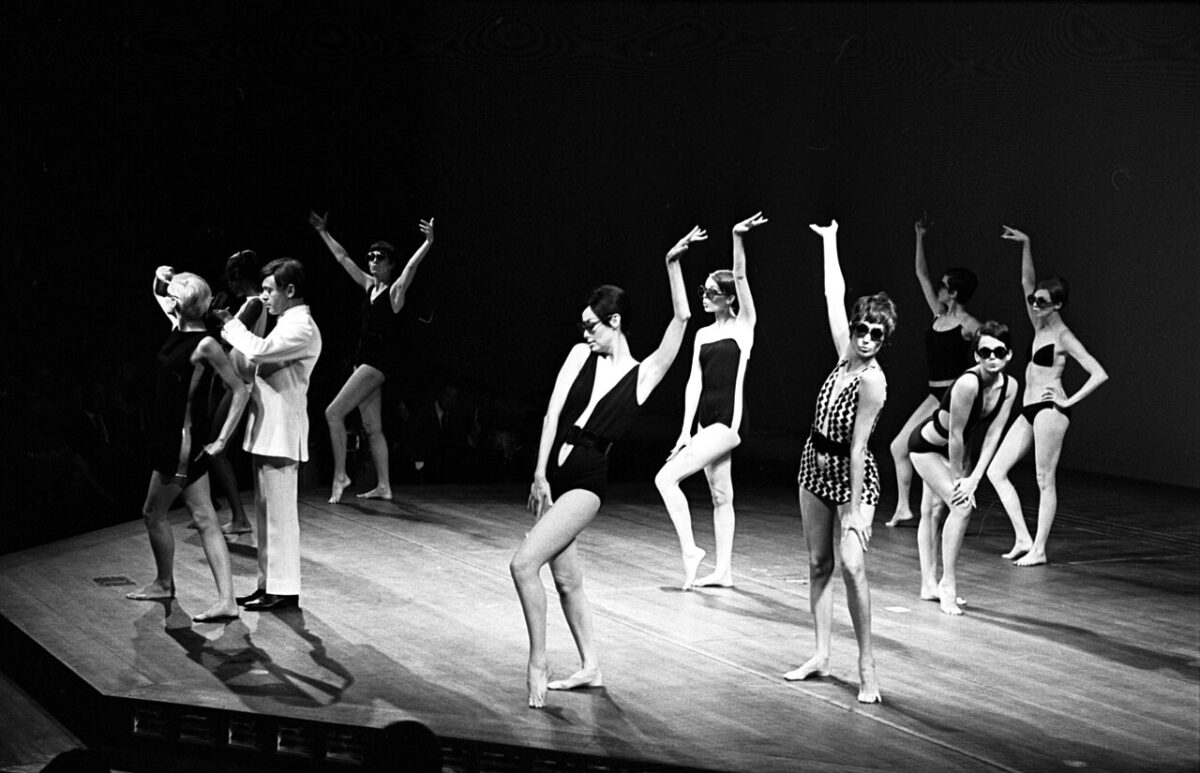 Показ коллекции Руди Гернрайх модели на подиуме 1960-е