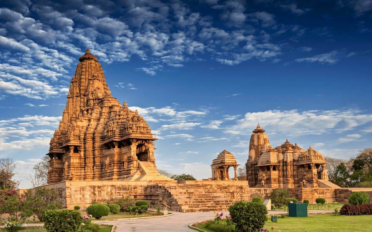 Панорама западной группы храмов Кхаджурахо с высокими башнями-шикхарами