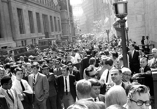Массовое скопление мужчин на Уолл-стрит из-за Франсин Готтфрид сентябрь 1968