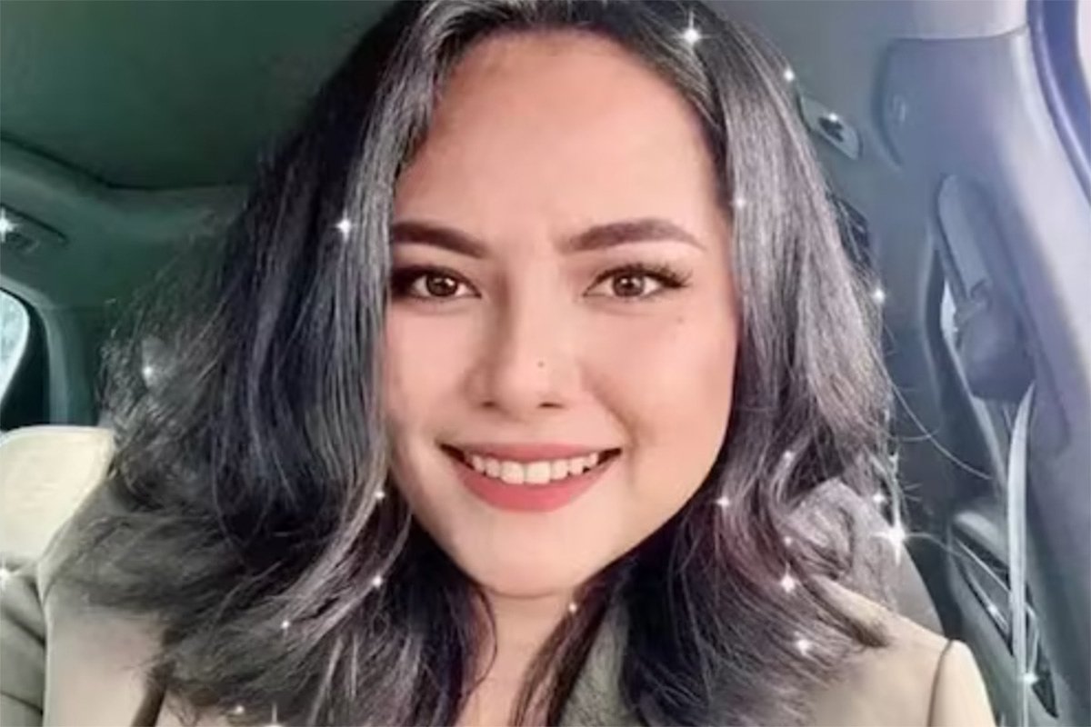 Вилаван Эмсават в светлой одежде перед буддийским храмом