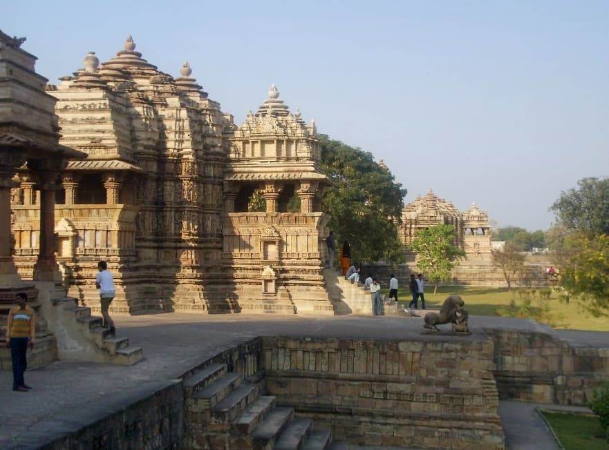 Общий вид храмового комплекса Кхаджурахо с башнями на фоне голубого неба