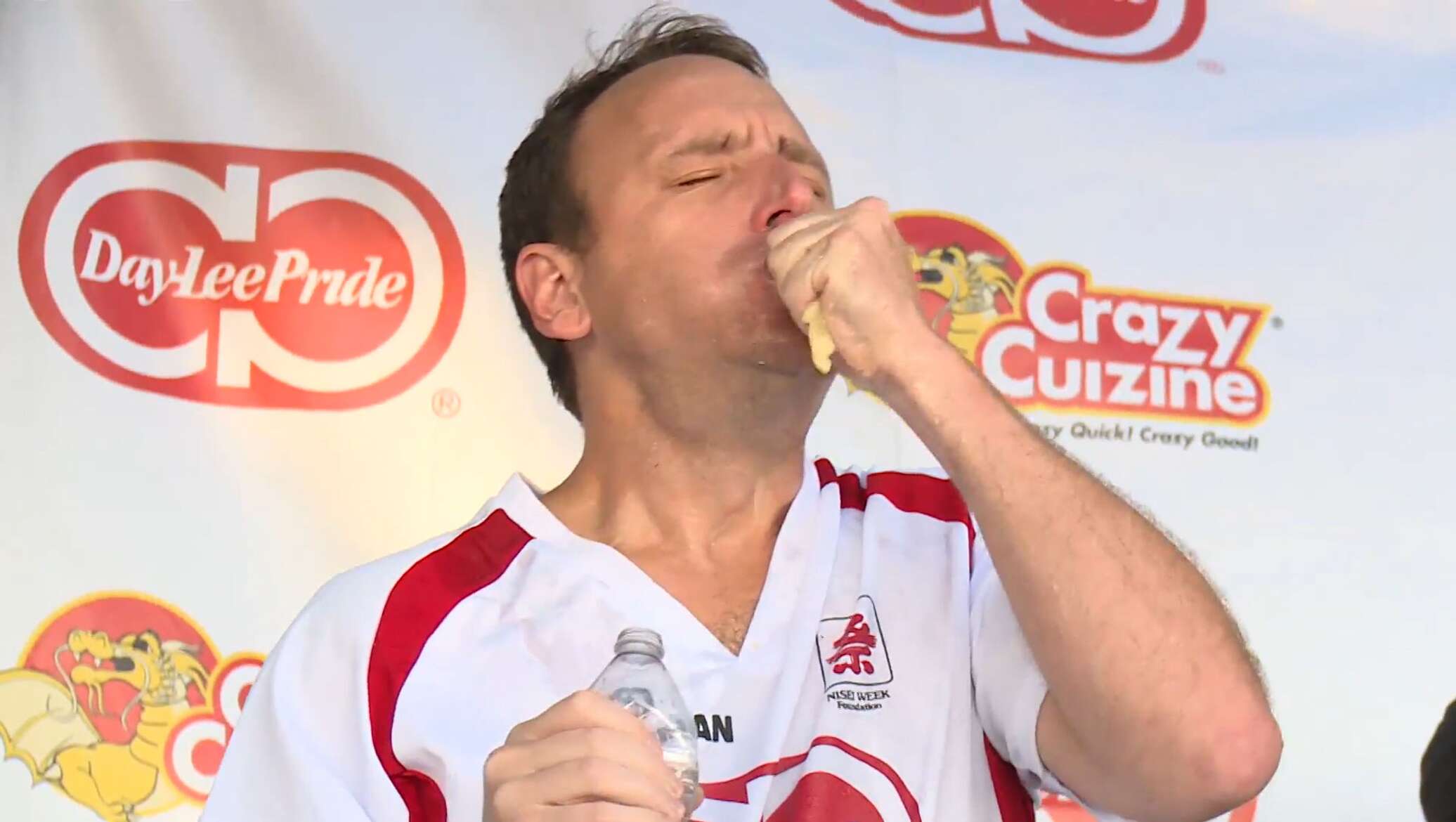 Джоуи Честнат по прозвищу Челюсти на соревнованиях по поеданию пельменей &mdash; рекорд 314 цзяоцзы за 10 минут