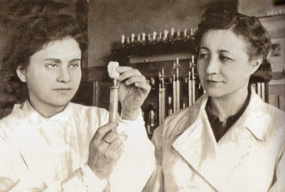 Зинаида Ермольева и Лидия Якобсон микробиологи лаборатория 1940-е годы