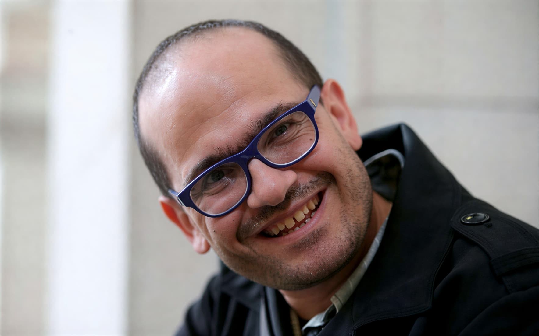 Улыбающийся Бурде в очках