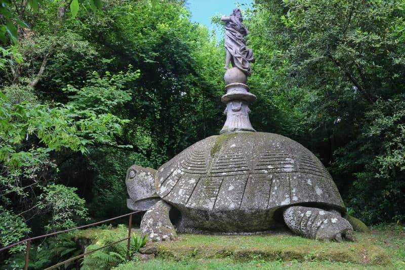 Черепаха со Славой на панцире &mdash; скульптура Священного леса Бомарцо, XVI век