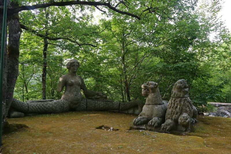 Эхидна и львы в парке Бомарцо &mdash; скульптурная группа Священного леса Орсини