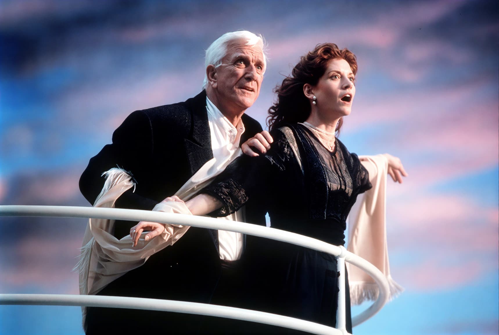 лесли нильсен в сцене пародии на Титаник