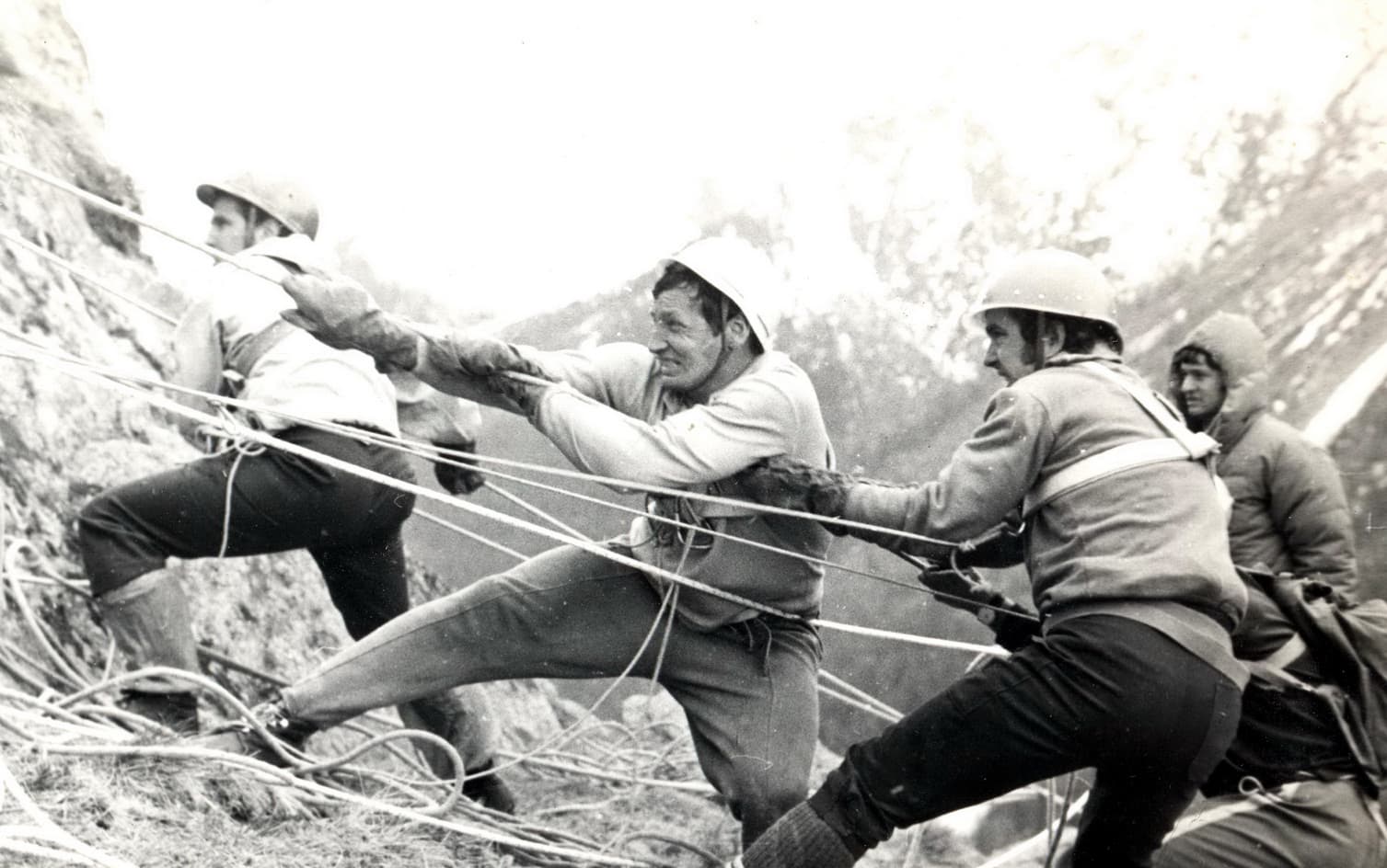Советские скалолазы в действии в обрезанных калошах, 1960-е годы