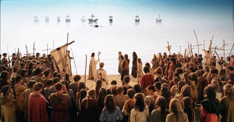 Кадр из фильма &laquo;Поход в джинсах&raquo; 2006 года &mdash; участники похода у моря, на горизонте корабли