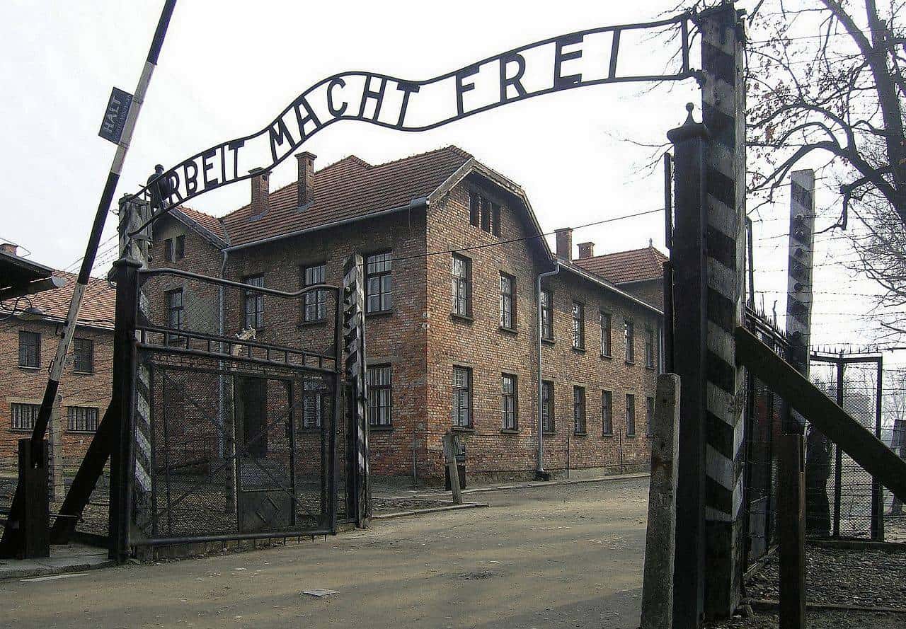 Ворота концлагеря Аушвиц-Биркенау с надписью Arbeit macht frei, Польша