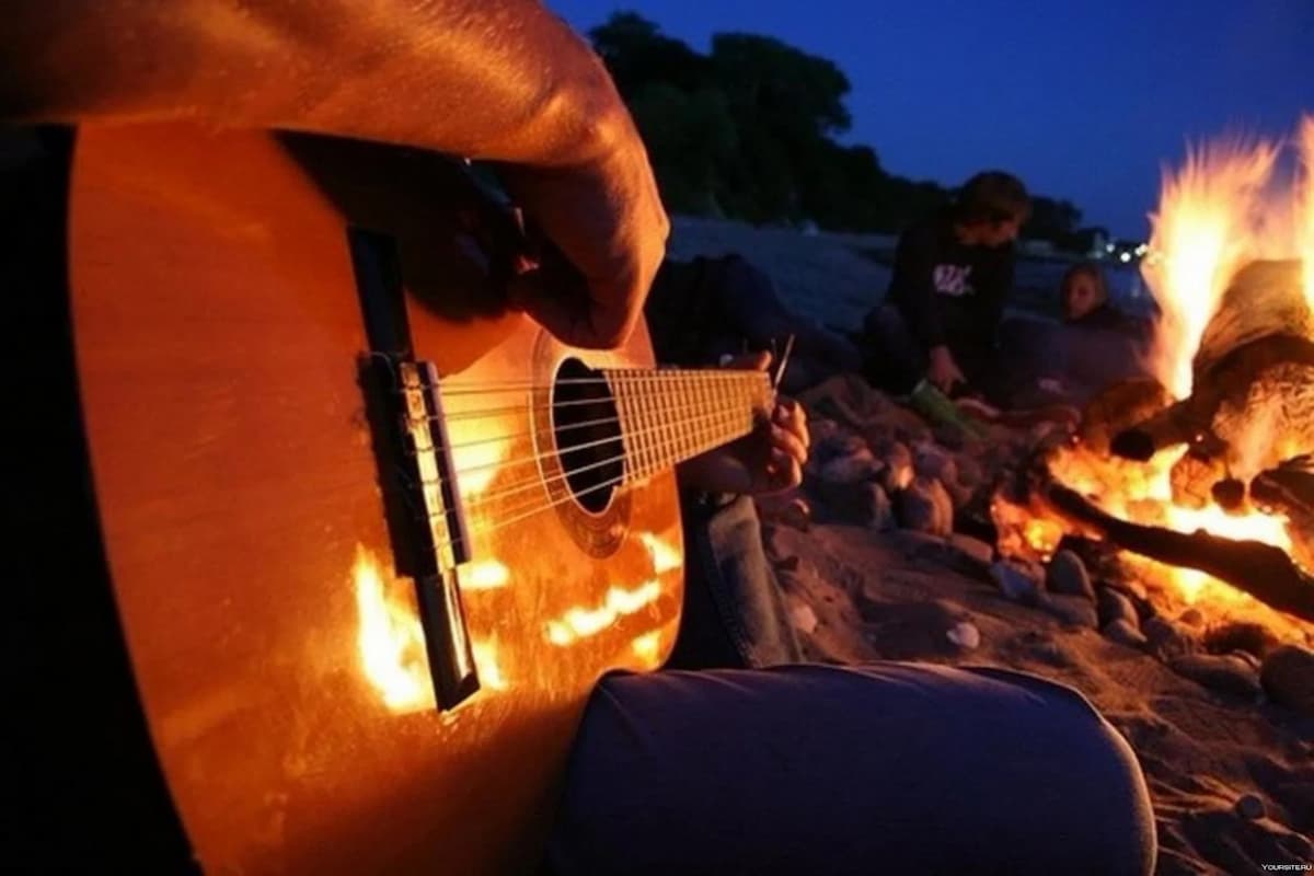 Гитара у костра &mdash; символ бардовской песни и туристических слётов, исполнение Как здорово
