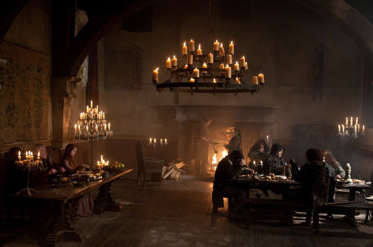 Средневековый интерьер при свечах &mdash; каменная комната с горящими свечами