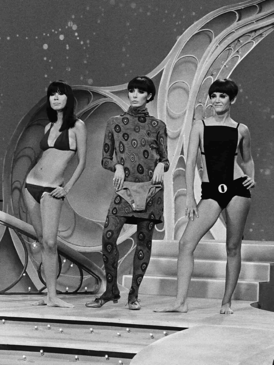 Модели демонстрируют купальники Руди Гернрайх 1966 год монокини