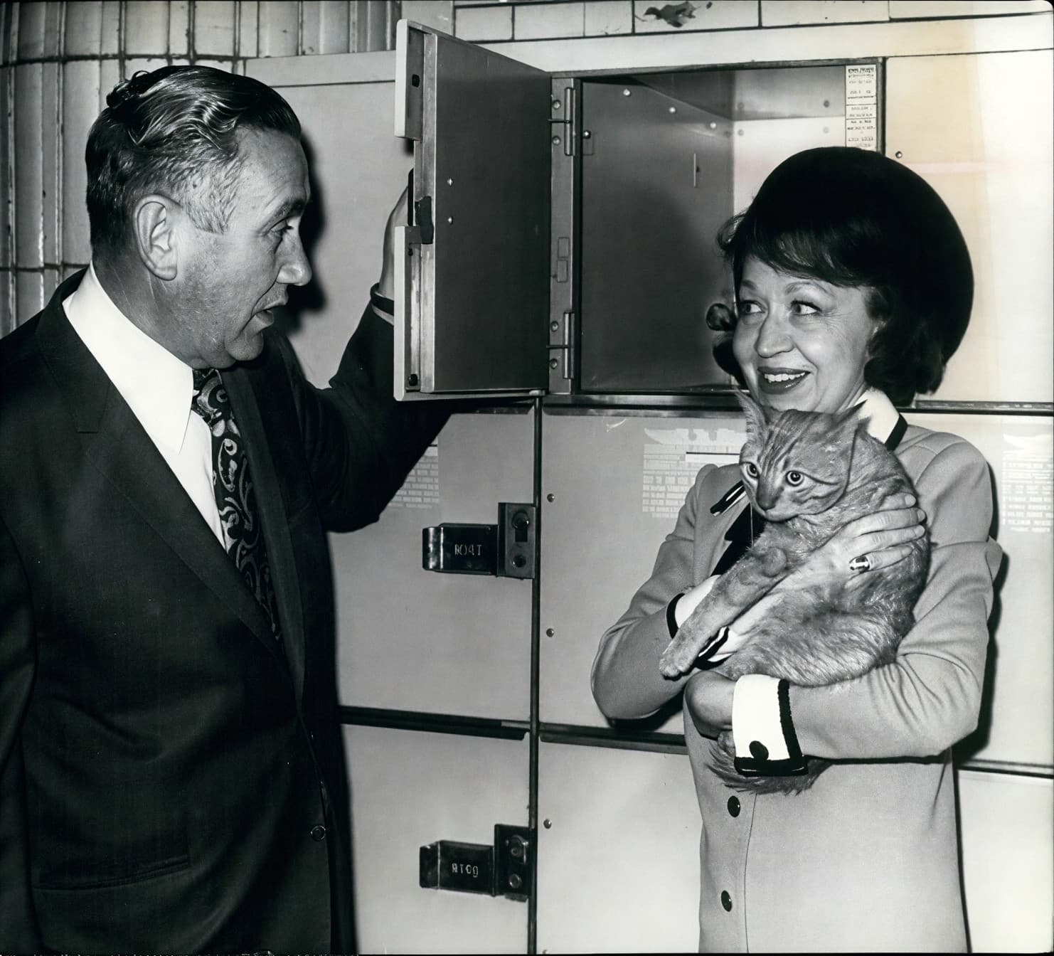 Джин Диксон держит на руках своего кота по кличке Майк