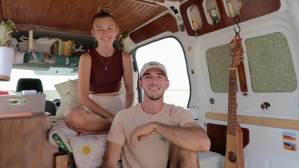 Габби Петито и Брайан Лондри внутри переоборудованного фургона кемпера с гитарой и уютным интерьером