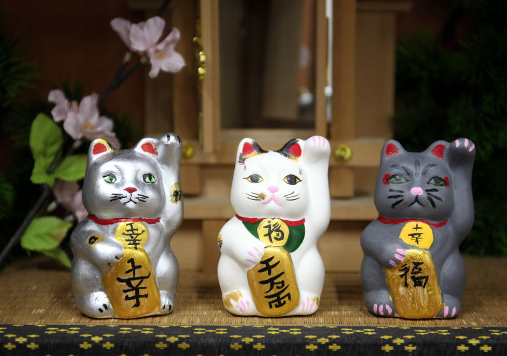 Фигурки манэки-нэко разных цветов