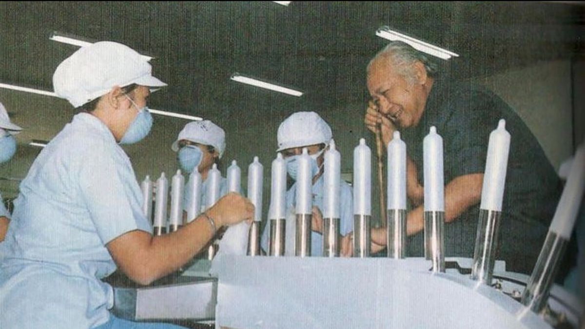 Президент Индонезии Сухарто на фабрике презервативов 1970-е