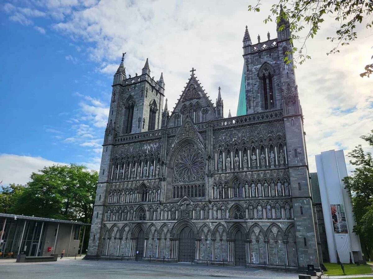 Нидаросский собор в Тронхейме с готическими башнями