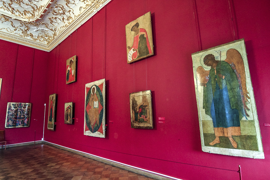 Просторный зал с иконами и древнерусской живописью в Русском музее