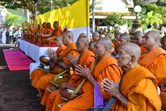 Буддийские монахи в оранжевых одеждах на церемонии в храме Таиланда