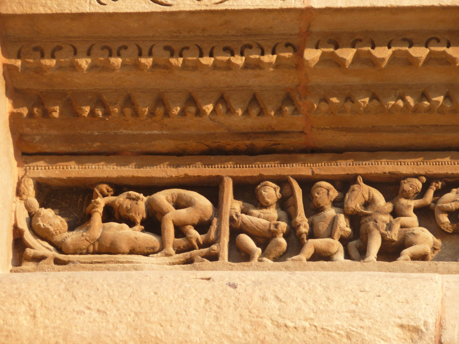 Скульптура на храме, изображающая сцену орального секса, иллюстрирующая Камасутру