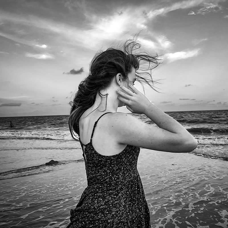 Чёрно-белый портрет женщины на фоне горизонта &mdash; Stephanie Calabrese, Mobile Photography Awards