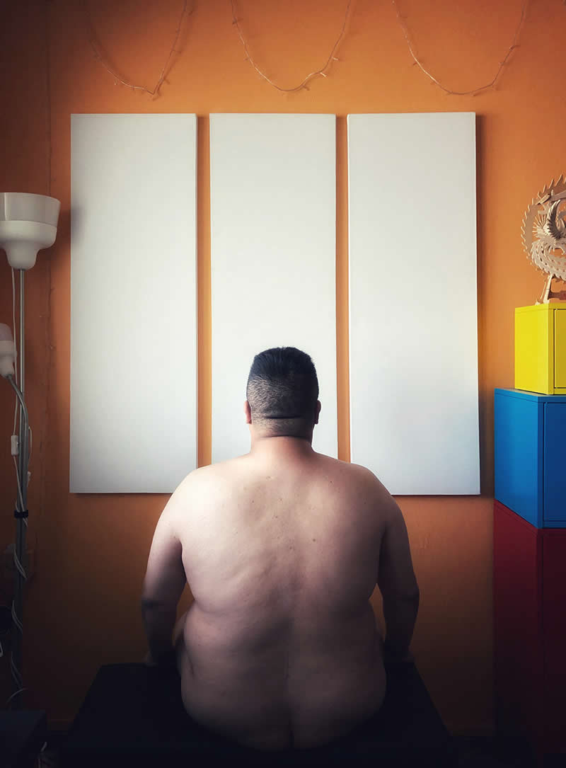 Автопортрет со спины на фоне пустых стен &mdash; Tee Lip Lim, Mobile Photography Awards