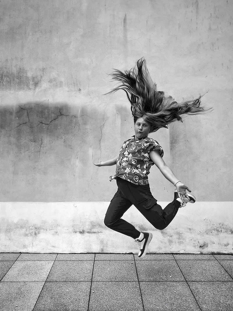 Прыжок девушки с волосами в воздухе на белом фоне &mdash; Artur Smutek, Mobile Photography Awards
