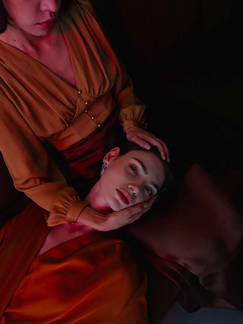 Два силуэта в тёплом красном свете &mdash; Queenie Cheen, Mobile Photography Awards