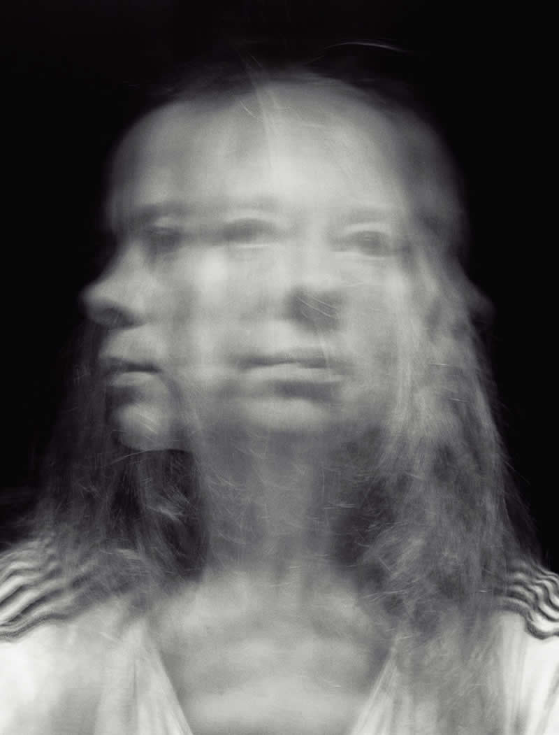 Размытый автопортрет с длинной выдержкой &mdash; Julia Zyrina, Mobile Photography Awards