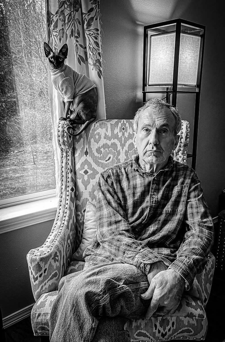 Человек с кошкой у окна в чёрно-белом &mdash; Mirza Avdic, Mobile Photography Awards