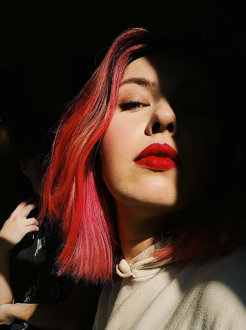 Лицо наполовину в тени с алым акцентом &mdash; Seraphima Zykova, Mobile Photography Awards