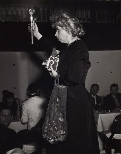 Лизетта Модел за работой с фотокамерой, чёрно-белый снимок фотографа