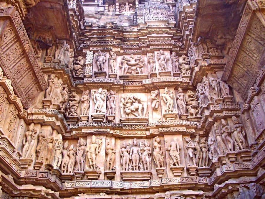 Фрагмент стены храма, сплошь покрытой ажурной резьбой с человеческими фигурами