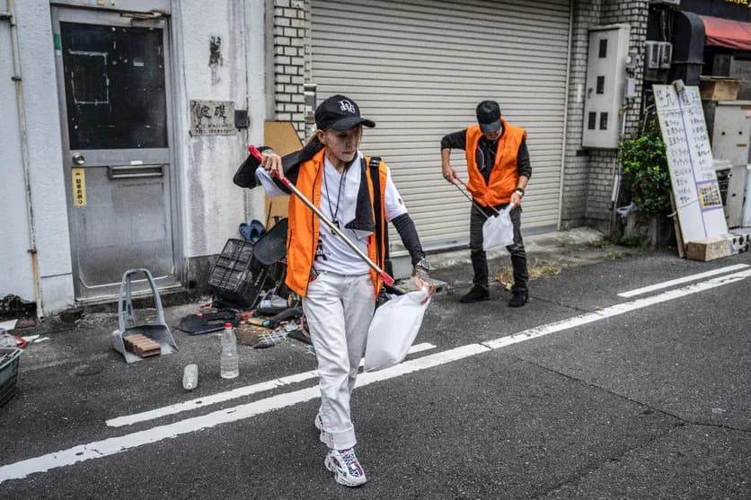 Нисимура убирает строительный мусор