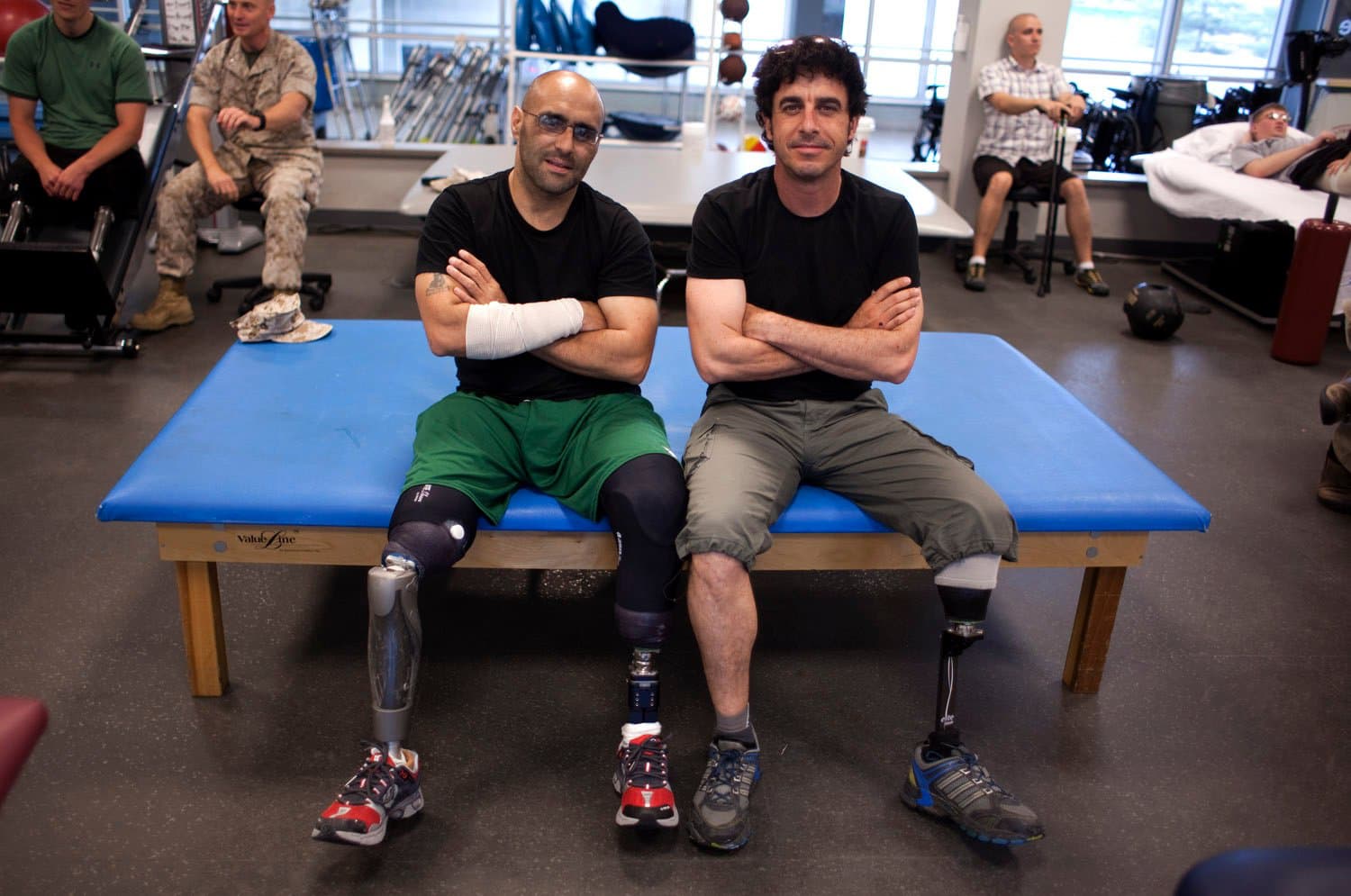 Жоао Силва с камерой в руках работает в горячей точке