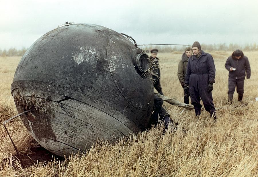 Спускаемый аппарат корабля Восход после приземления в степи